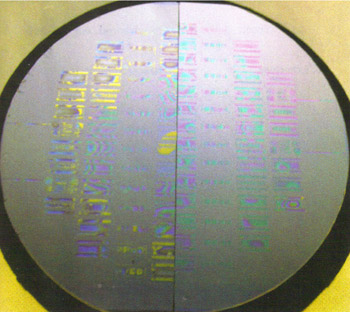 Figure 6. Comparison of TiW/Au half-wafer (left) and Nb/Au half-wafer (right) comparison of wafers