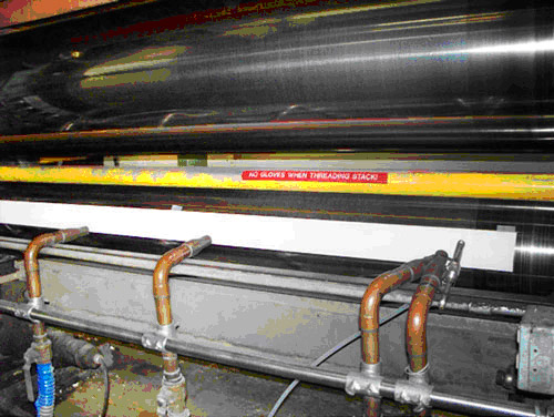 Pressurex® wird bei Mohawk Fine Paper auf der Walze platziert, bevor der Walzenspalt geschlossen
wird.