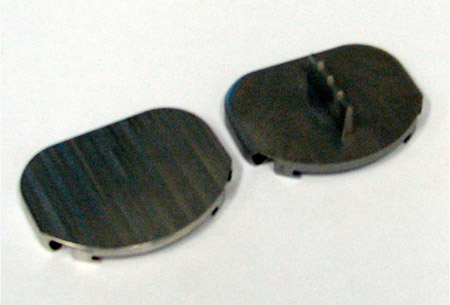 Fig. 1. Image of ProDisc-L total disc replacement implant geometry with
(Left) customized with keel removed for nondestructive testing and (Right)
keel intact for failure testing. pro disk L